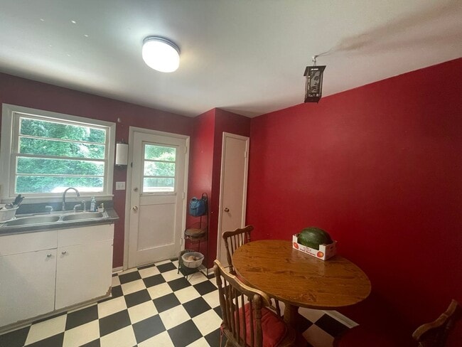 Building Photo - 174-176 Riverdale Dr