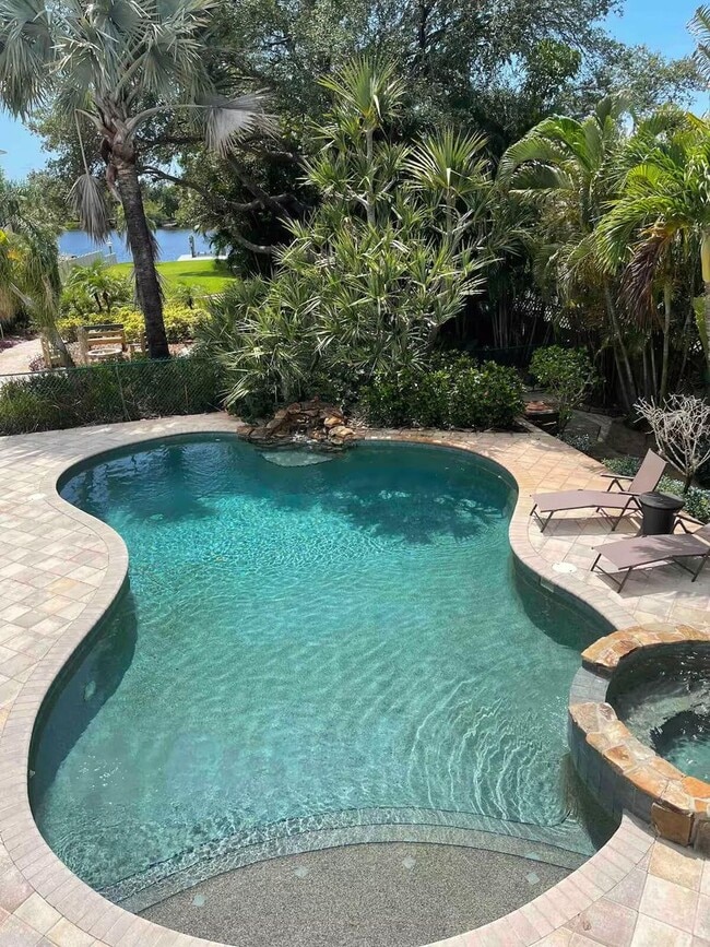Foto del edificio - 4 Bed/2 Bath Waterfront Paradise with Pool, Dock & Gulf Access in Baileys Bluff