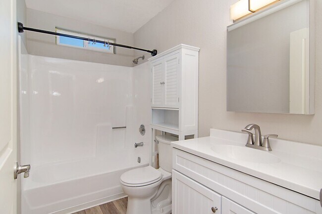 Foto del edificio - Studio in Golden Avenue community - comes with AC, parking, laundry onsite!