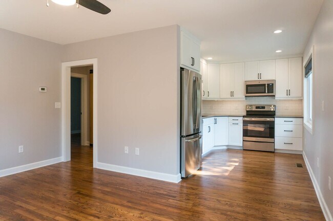 Building Photo - Gorgeous One Bedroom with Bonus Room in Ha...