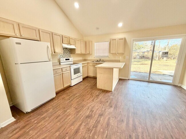 Building Photo - 3-bedroom, 2-bath home with high ceilings and a spacious backyard in Rincon,GA