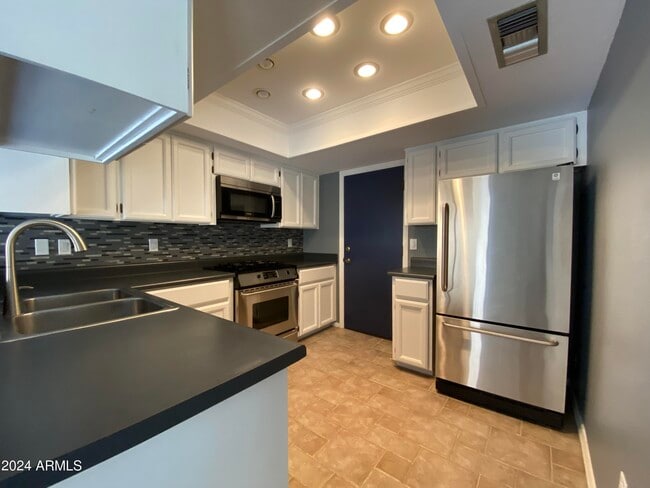 Building Photo - 821 E Redondo Dr