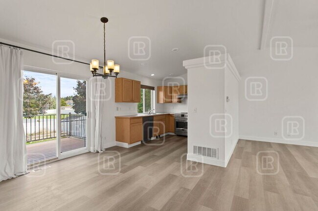 Building Photo - 1115 W Palouse Dr