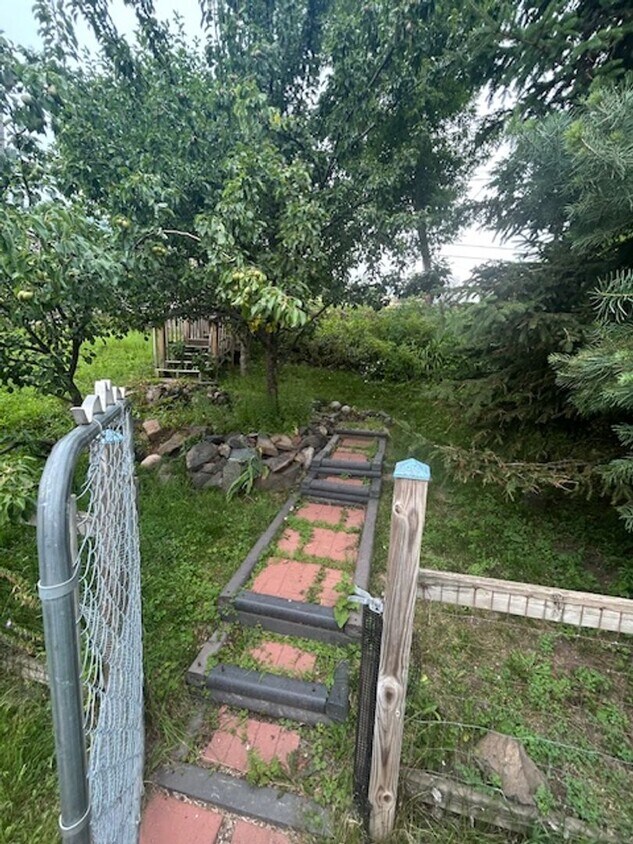 Building Photo - AVAILABLE SEPTEMBER 3rd - Adorable Bungalo...