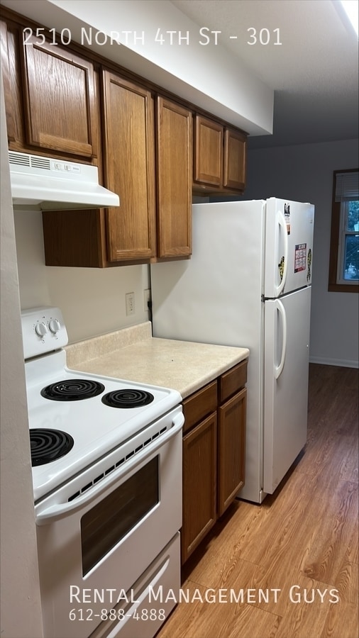 Building Photo - Spacious 1 Bedroom! Off Street Parking and...