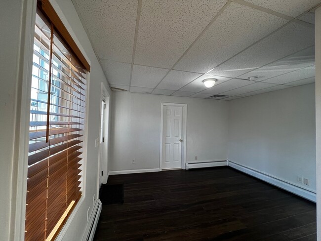 Building Photo - 1629 Fall River Ave
