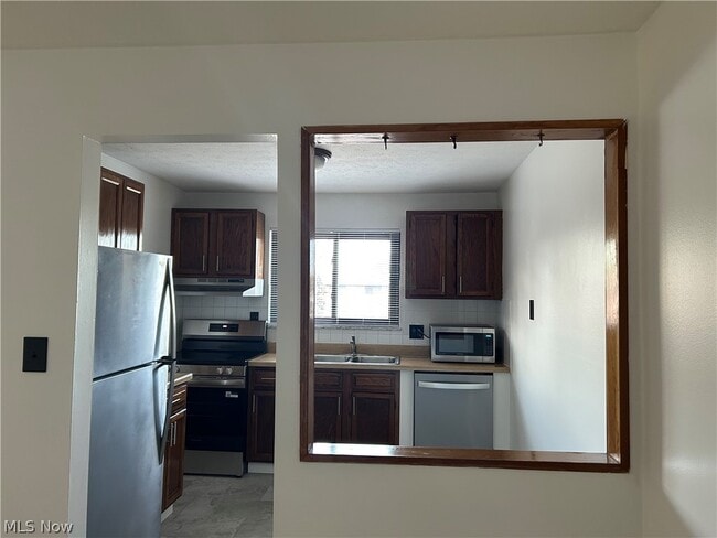 Foto del edificio - 24635 Clareshire Dr