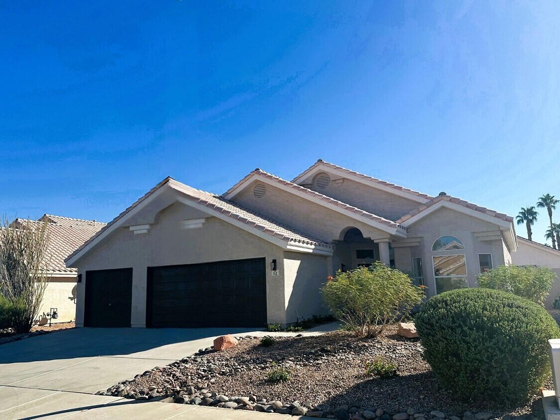 Primary Photo - SINGLE STORY!! NO HOA'S!! 3 CAR GARAGE REA...
