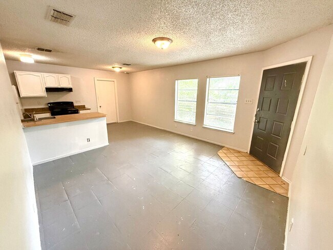 Foto del edificio - **APPLICATION RECEIVED** Available Now! Two Bedroom Home with Fenced Yard!