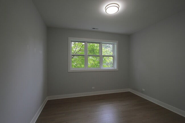 Building Photo - 4207 W Roscoe St