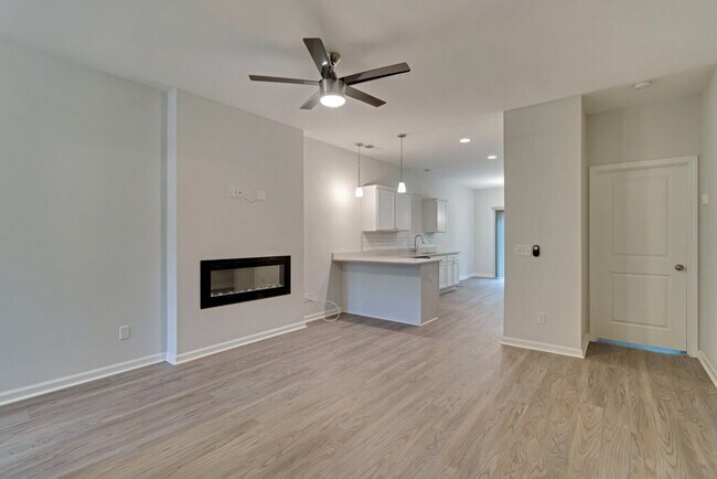 Foto del edificio - Conveniently located 3 bedroom, 2.5 bathroom townhome in The Commons subdivision