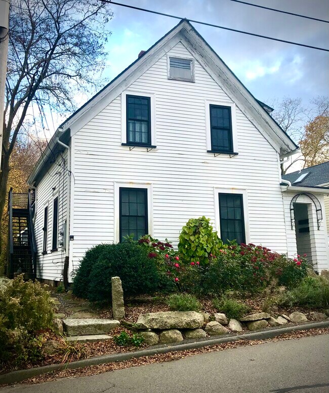 Building Photo - 13 Parker St