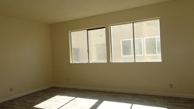 Building Photo - 2 Bedroom Condo