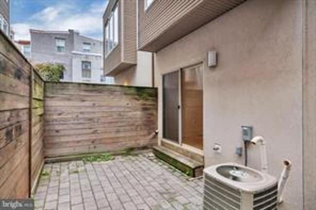Building Photo - Beautiful Northern Liberties Townhome