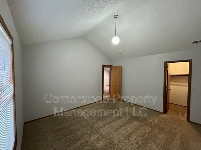 Foto del edificio - 1901 E 23rd St