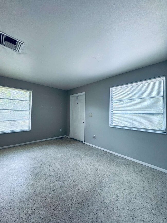 Building Photo - Charming 1BR Duplex: Cozy Living with Priv...