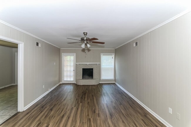 Foto del edificio - 6350 Limewood Ave