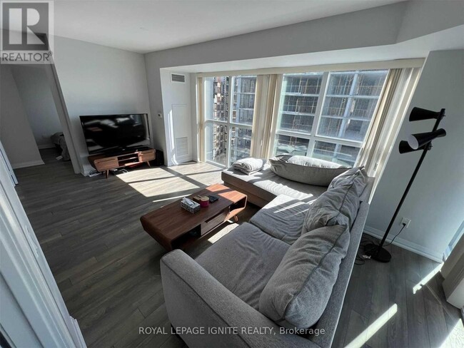 Building Photo - 30-1530 Meadowglen Pl