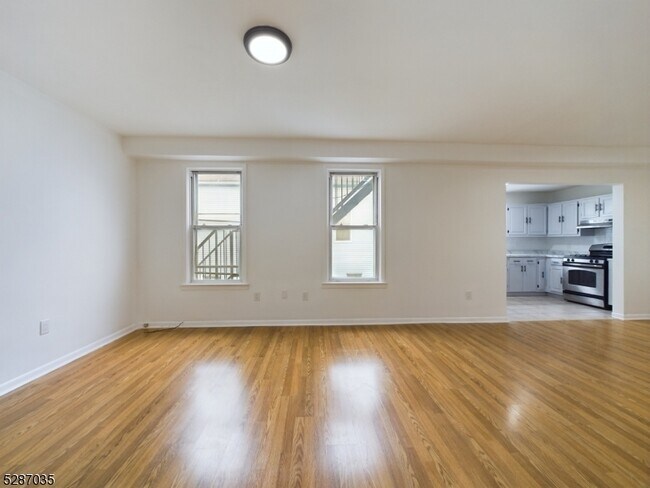 Building Photo - 132 E Jersey St