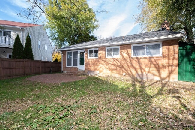 Building Photo - Beautifully remodeled Bethesda Home
