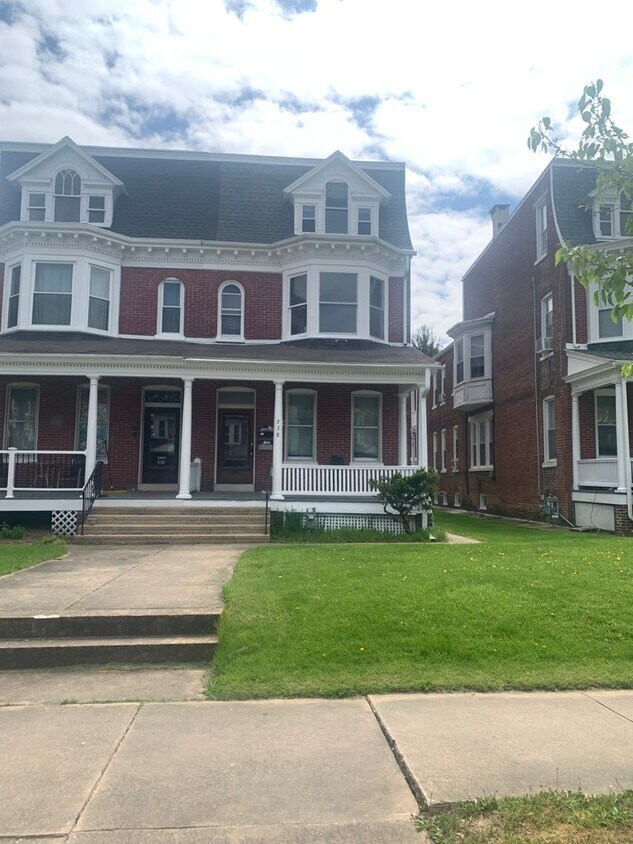 Foto principal - 3 Bedroom 1 Bath Apartment with Parking, Deck