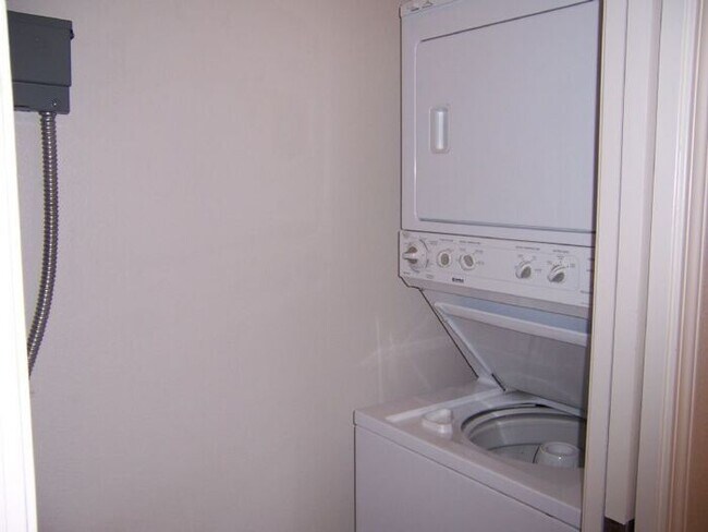 Building Photo - Pleasant duplex close to Greenbelt & State St