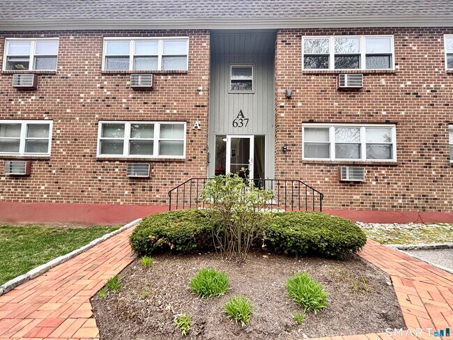 Foto del edificio - 637 Cove Rd