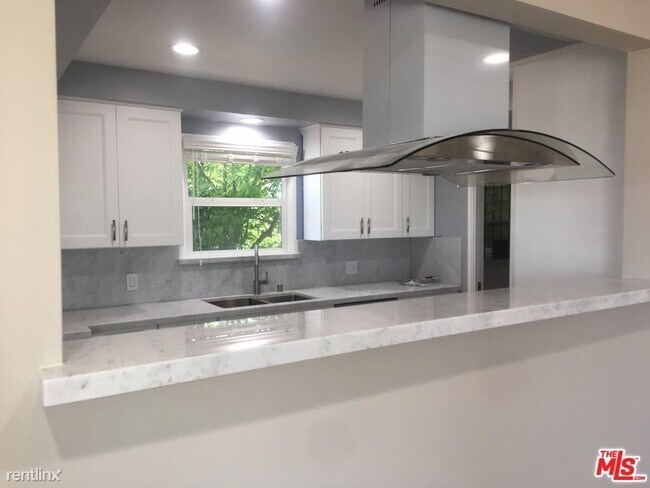 Foto del edificio - 2 br, 1.5 bath Condo - 5237 W Slauson Ave