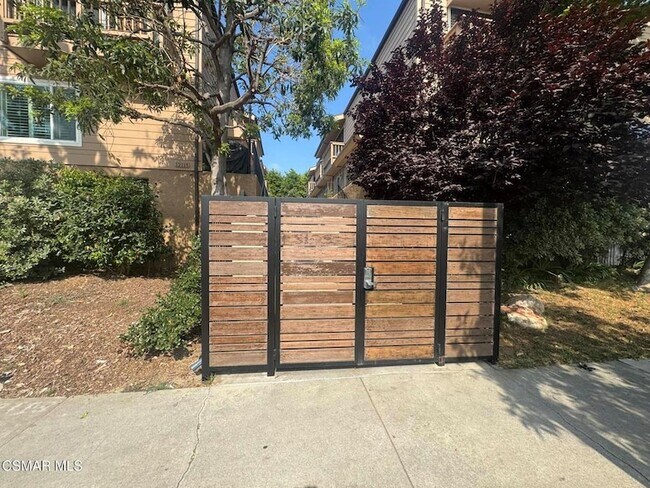 Foto del edificio - 12115 Valleyheart Dr