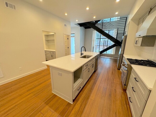 Building Photo - 3 BED | 2.5 BATH | MODERN | PRIVATE PARKING
