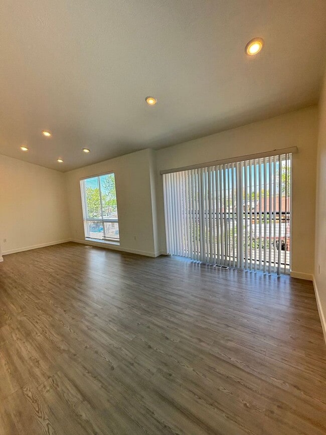 Building Photo - Your Fresh Start Awaits! 4 Weeks Rent Free + $0 Down Deposit OAC | 3 Bed Townhome in South Ogden