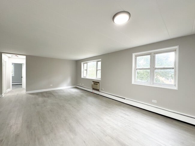 Building Photo - 2035 W Granville Ave