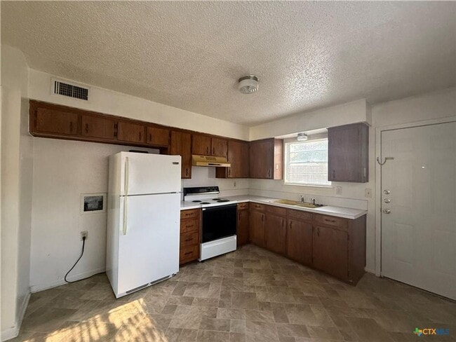 Building Photo - 601 Westview Cir