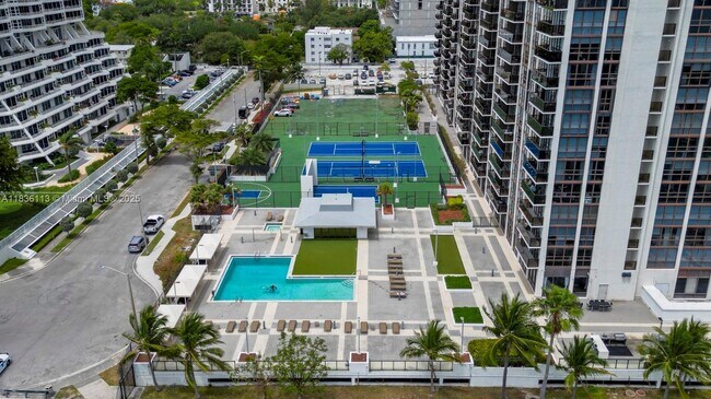 Foto del edificio - 600 NE 36th St
