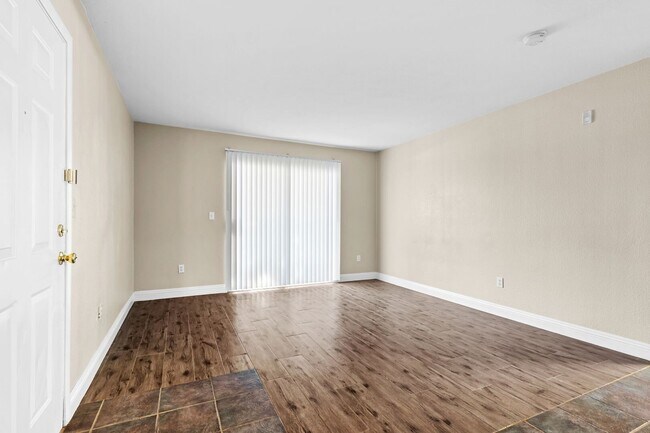 Foto del edificio - SE!!! Gated!! 1 Bedroom 1st Floor!! One Car Garage!!! Community Pool, Spa, Clubhouse!!! All tile ...