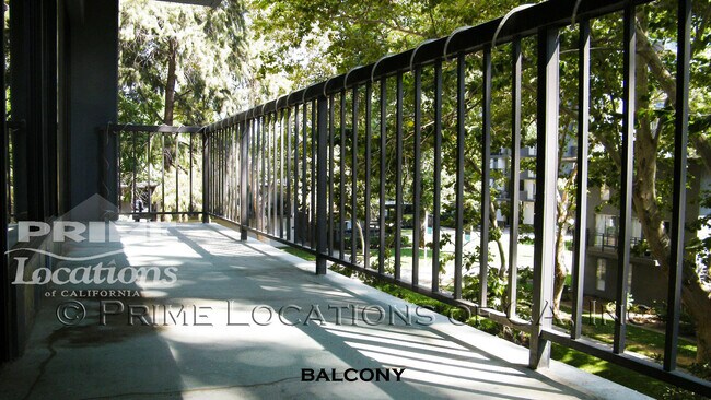 Foto del edificio - Experience Downtown Living with this upgra...