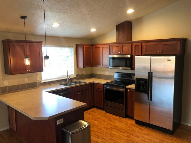 Building Photo - Contemporary Three Bedroom Home in South S...