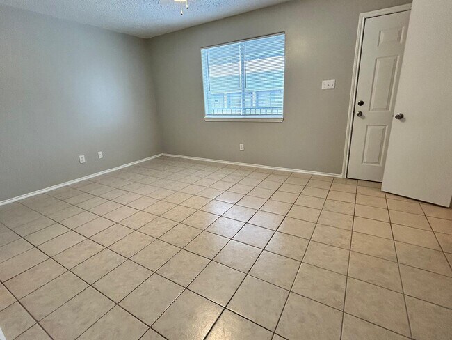 Building Photo - 2302 Elisa Ln