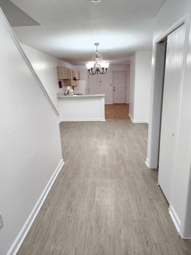 Building Photo - Beautiful 3 Level Home in Johnston Square ...