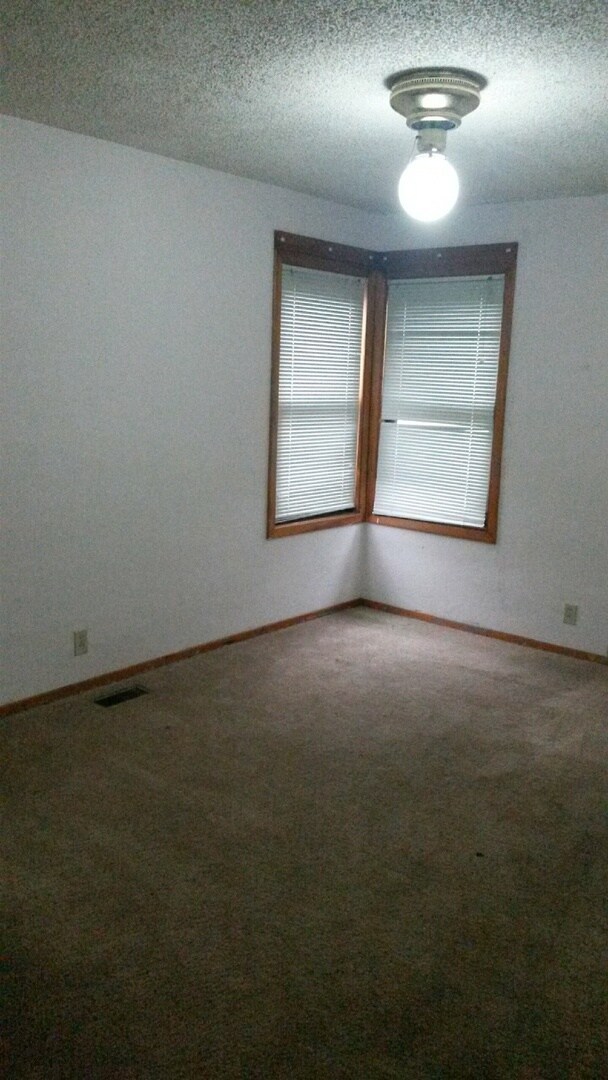 Building Photo - Cute Springfield Home With Large Fenced Ba...