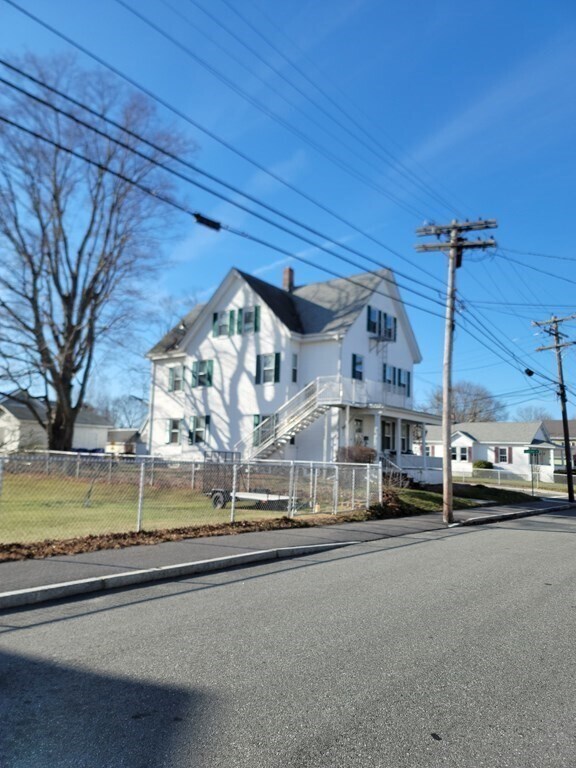 26 Kilton St Unit 3, Taunton, MA 02780 Room for Rent in Taunton, MA