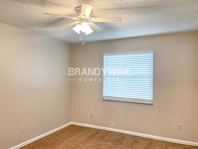 Building Photo - 1/2  MONTH FREE RENT