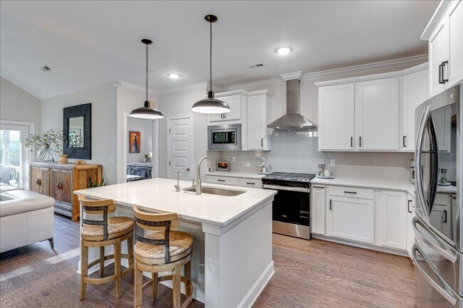 Building Photo - Brand New North Shore Home!