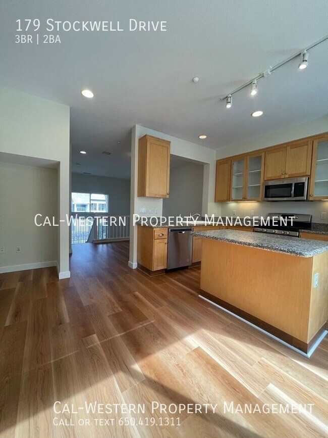 Building Photo - Great Location Spacious 3 Bedroom Townhous...