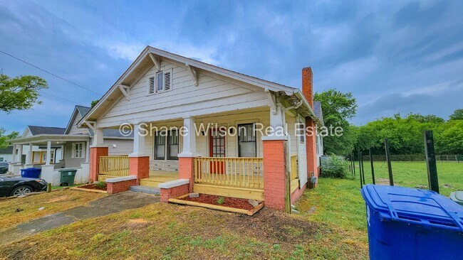 Building Photo - 3 BR / 1 BA new front and back decks!