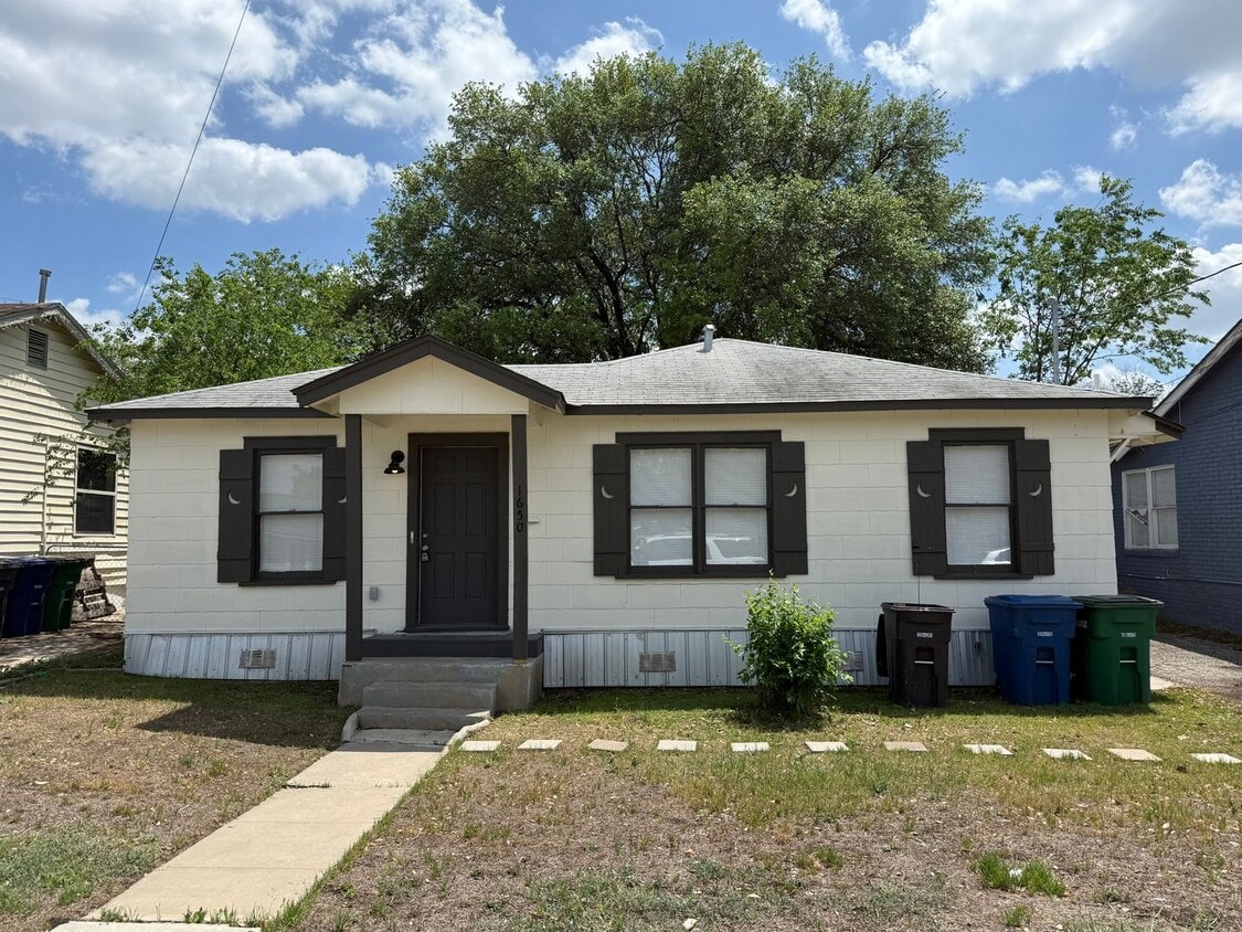 Newly Renovated 2 Bed Home | Hardwood Floors + Updated Interior! - Newly Renovated 2 Bed Home | Hardwood Floors + Updated Interior!