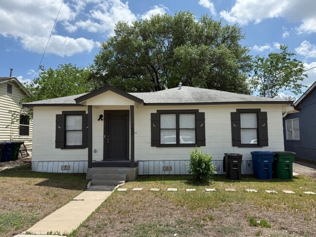 Newly Renovated 2 Bed Home | Hardwood Floors + Updated Interior! - Newly Renovated 2 Bed Home | Hardwood Floors + Updated Interior!