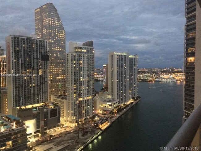 Foto del edificio - 475 Brickell Ave