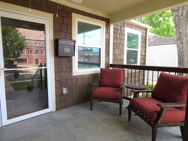 Building Photo - 725 9th Ave S