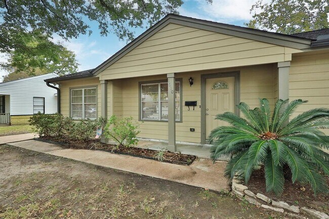 Building Photo - 1610 Cheshire Ln
